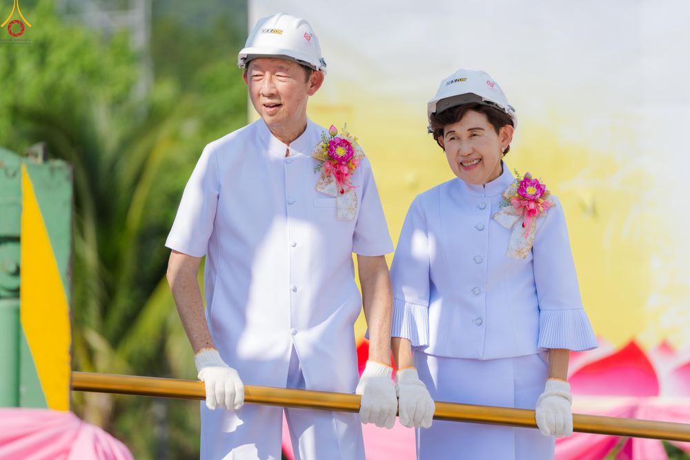 ภาพ No.331685:วันพุธที่ ๓ มิถุนายน พ.ศ.๒๕๖๙ พิธีทอดผ้าป่า ปฏิบัติธรรมกลั่นแผ่นดิน พิธีโปรยรัตนชาติ  และ พิธีตอกเสาเข็ม มงคลต้นแรก สถาปนา "องค์พระเจดีย์เพื่อสร้างสันติภาพโลก"  องค์แรก ครั้งแรกของลำปาง ประตูสู่ภาคเหนือ  ณ ศูนย์ปฏิบัติธรรมเถินเทิดธรรม อ.เถิน จ.ลำปาง