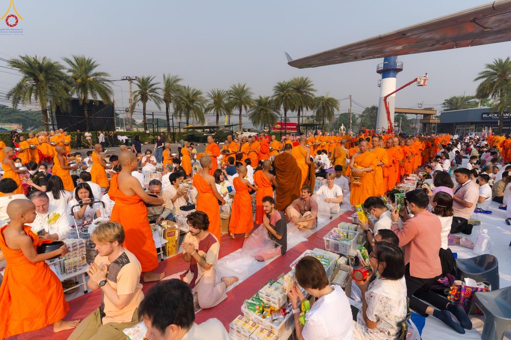 ภาพ No.321053:วันอาทิตย์ที่ 12 เมษายน พ.ศ 2569 พิธีตักบาตรปี๋ใหม่เมืองพระภิกษุสงฆ์ 339 รูป  อุทิศถวายพระราชกุศลสมเด็จพระนางสิริกิติ์  พระบรมราชินีนาถ พระบรมราชชนนีพันปีหลวง และฉลองเมืองแม่แตงครบรอบ 119 ปี ณ ลานโรงแรมแอร์ไดมอนด์ อำเภอแม่แตง จังหวัดเชียงใหม่