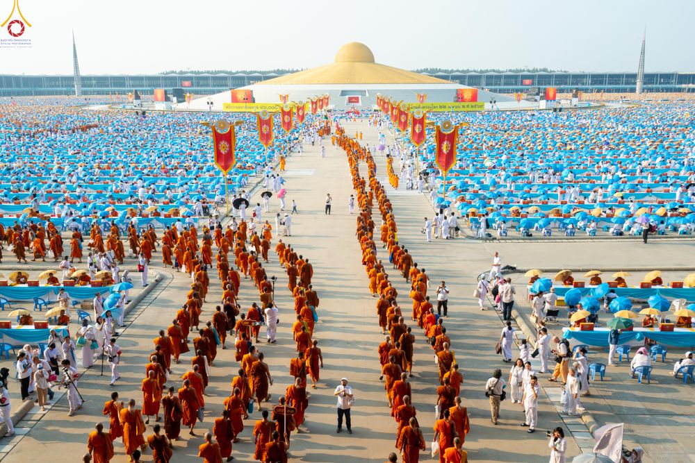 ภาพ No.324447:วันที่ 22 เมษายน พ.ศ.2569 (วันคุ้มครองโลก) งานถวายมหาสังฆทาน 40,000 กว่าวัดทั่วประเทศ บรรยากาศพระสังฆาธิการและสาธุชน  เดินทางเข้าลานธรรม วัดพระธรรมกาย