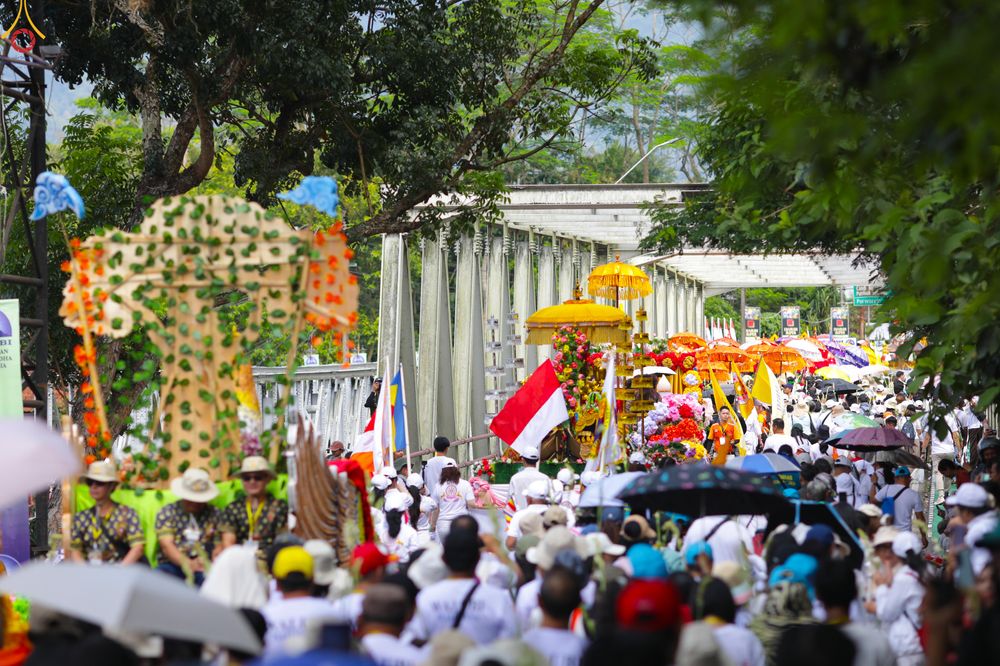 ภาพ No.331759:วันอาทิตย์ที่ 31 พฤษภาคม พ.ศ. 2569 การเดินขบวนพาเหรดงานเฉลิมฉลอง เทศกาลวิสาขบูชานานาชาติ ประเทศอินโดนีเซีย