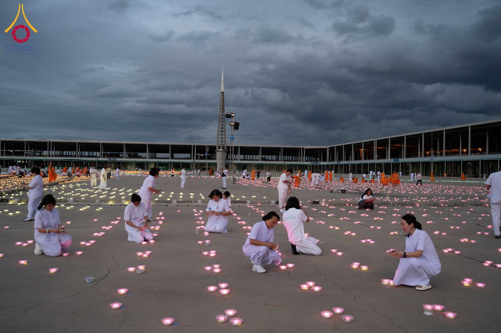 ภาพ No.345775:วันพฤหัสบดีที่ 27 สิงหาคม พ.ศ.2569 พิธีจุดประทีป เนื่องในวันธรรมชัย ณ วัดพระธรรมกาย ปทุมธานี