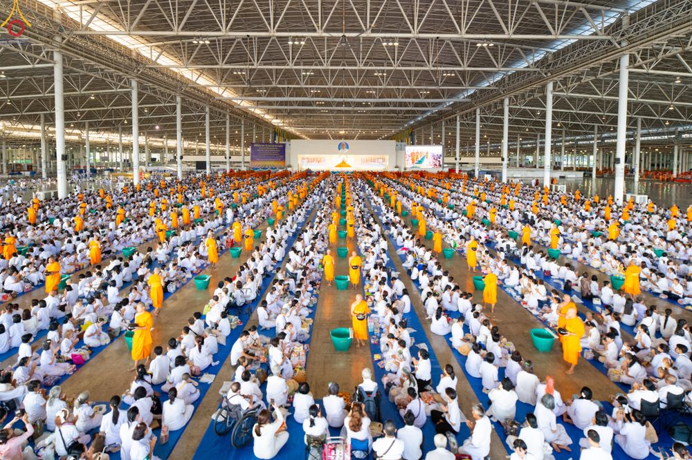 ภาพ No.327924:วันที่ 3 พฤษภาคม พ.ศ.2569 พิธีตักบาตร ข้าวสารอาหารแห้ง ณ บ้านแก้วเรือนทองคุณยายอาจารย์ฯ วัดพระธรรมกาย