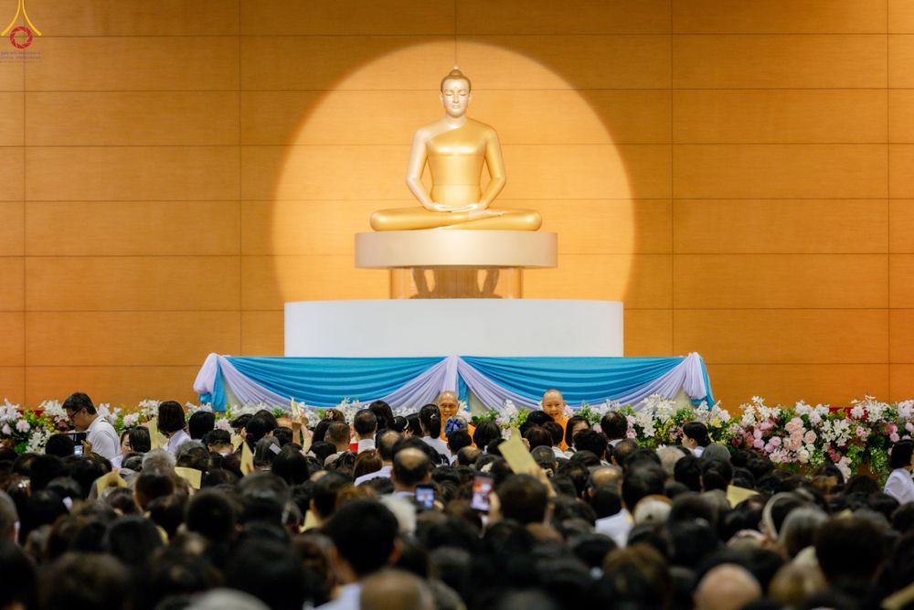 ภาพ No.311699:วันอาทิตย์ต้นเดือนที่ 1 มีนาคม พ.ศ.2569 สัมมนาพิเศษ พิธีมอบรูปหล่อโลหะหลวงปู่วัดปากน้ำ พระมงคลเทพมุนี พิธีมุทิตาสักการะในโอกาสพระครูปลัดรัตนวีรวัฒน์(รังสฤษดิ์ อิทธิจินฺตโก) เจ้าอาวาสวัดพระธรรมกาย  ดำรงตำแหน่งเป็น “ที่ปรึกษาเจ้าคณะจังหวัดปทุมธานี”  ณ ห้อง