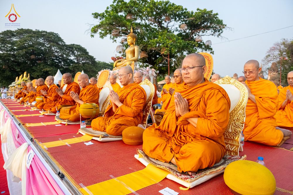 ภาพ No.318034:วันเสาร์ที่ 4 เมษายน พ.ศ. 2569 งานทำบุญเมืองใจกลางอยุธยา  ตักบาตรพระ 1,109 รูป ณ ถนนชีกุน หน้าวัดมหาธาตุ และวัดราชบูรณะ