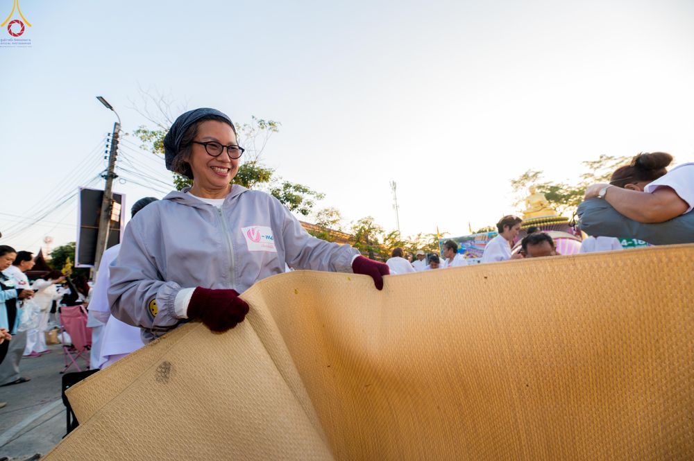 ภาพ No.300623:ภาพเบื้องหลังอาสาสมัครรวมใจ ชุดที่ 3 ในโครงการธรรมยาตรา กตัญญูบูชา มหาปูชนียาจารย์ พระมงคลเทพมุนี(สด จนฺทสโร) พระผู้ปราบมาร อนุสรณ์สถาน 7 แห่ง ปีที่ 14