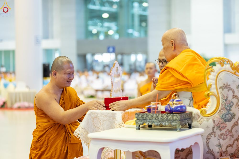 ภาพ No.342223:วันอาทิตย์ที่ 2 สิงหาคม พ.ศ.2569 พิธีมุทิตาสักการะพระภิกษุ  ผู้สอบได้เปรียญธรรม 9 ประโยค ระดับโลก ปีที่ 38, พิธีมอบโล่เกียรติยศ และทุนการศึกษา สำนักเรียนบาลีดีเด่นทั่วประเทศ ณ สภาธรรมกายสากล วัดพระธรรมกาย