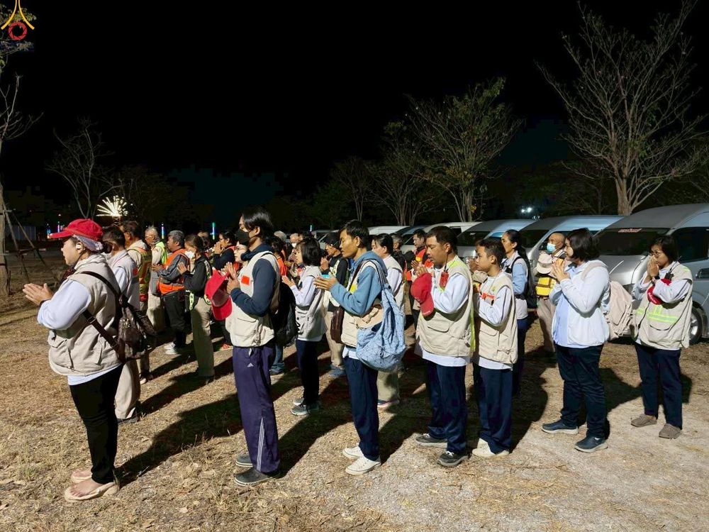 ภาพ No.306593:ภาพเบื้องหลังอาสาสมัครรวมใจ ชุดที่ 5 ในโครงการธรรมยาตรา กตัญญูบูชา มหาปูชนียาจารย์ พระมงคลเทพมุนี(สด จนฺทสโร) พระผู้ปราบมาร อนุสรณ์สถาน 7 แห่ง ปีที่ 14