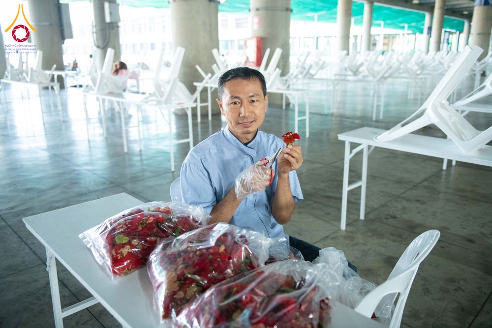 ภาพ No.279470:วันที่ 19-26 ธันวาคม พ.ศ. 2568 และ วันที่ 1 มกราคม พ.ศ.2569 รับบุญปลิดกลีบดอกไม้ เพื่อโปรยต้อนรับพระธรรมยาตรา