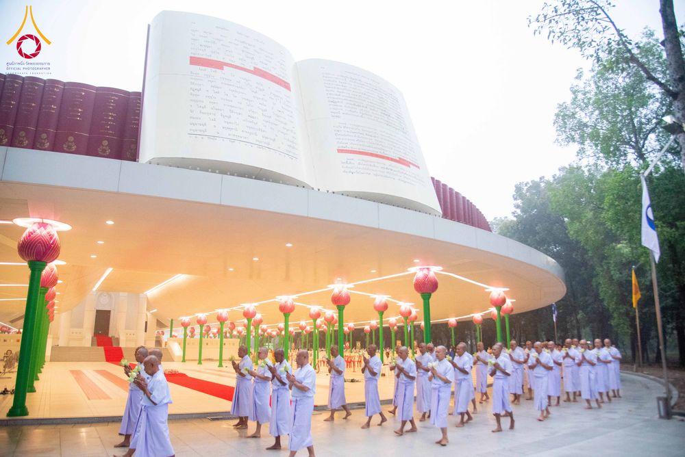 ภาพ No.298073:วันเสาร์ที่ 17 มกราคม พ.ศ. 2569 พิธีบรรพชาอุปสมบท โครงการอุปสมบทหมู่ บูชาธรรมครบ 117 ปี คุณยายอาจารย์มหารัตนอุบาสิกาจันทร์ ขนนกยูง  ณ อุโบสถพระไตรปิฎก วัดพระธรรมกาย