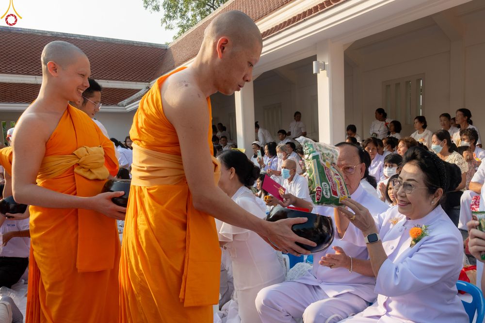 ภาพ No.297766:วันที่ 18 มกราคม พ.ศ. 2569 พิธีตักบาตรพระธรรมยาตรา ณ วัดโบสถ์บน ต.บางคูเวียง จ.นนทบุรี อนุสรณ์สถานลำดับที่ 4 สถานที่เกิดด้วยกายธรรม ในโครงการธรรมยาตรา กตัญญูบูชา มหาปูชนียาจารย์ พระมงคลเทพมุนี(สด จนฺทสโร) พระผู้ปราบมาร อนุสรณ์สถาน 7 แห่ง ปีที่ 14