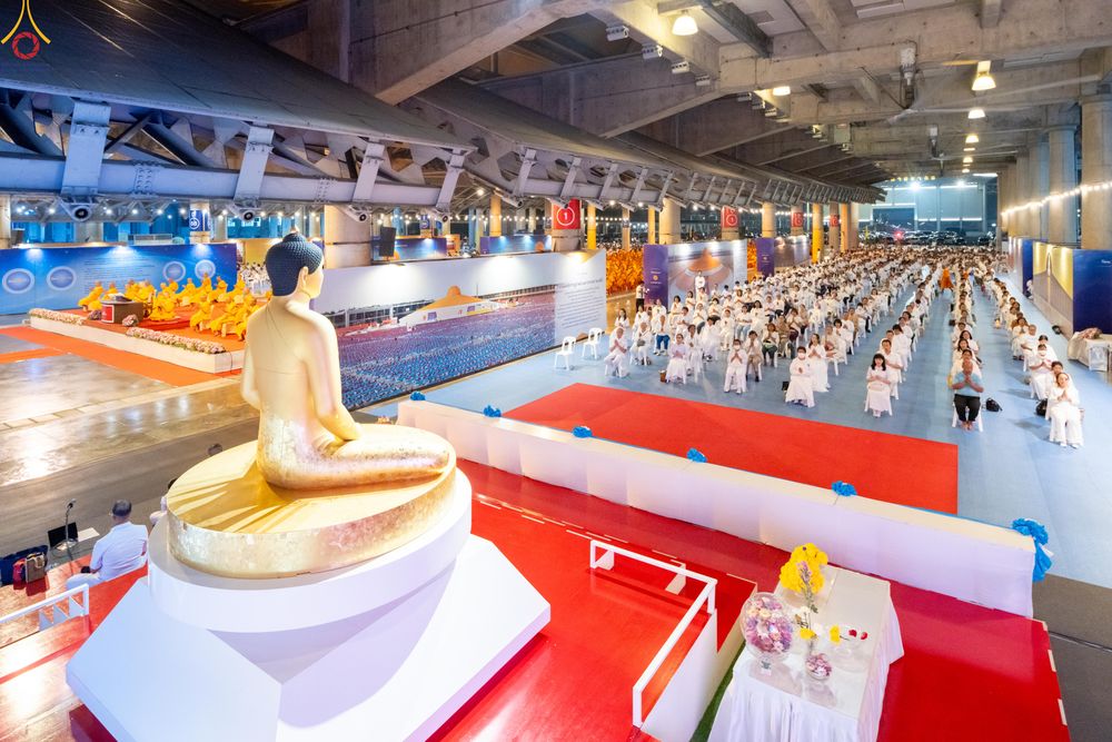 ภาพ No.280360:วันที่ 31 ธันวาคม พ.ศ.2568 -วันที่ 1 มกราคม พ.ศ.2569 พิธีฉลองชัยสวดมนต์บทธัมมจักกับปปวัตนสูตร ครบ 8,000,000,000 จบ , พิธีสวดมนต์ข้ามปี ณ วัดพระธรรมกาย