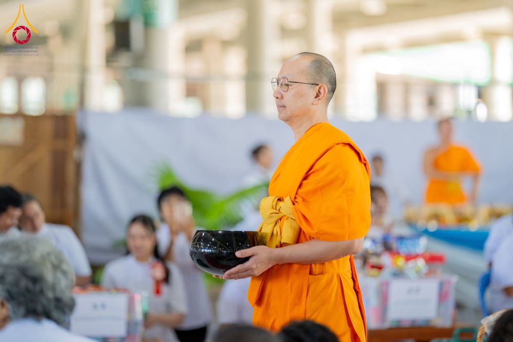 ภาพ No.336573:วันอาทิตย์ที่ 21 มิถุนายน 2569  พิธีตักบาตรพระใหม่ โครงการอุปสมบทหมู่ รุ่นผู้บริหาร  ณ วิหารคด วัดพระธรรมกาย