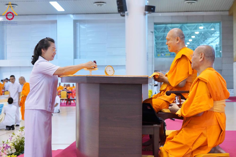 ภาพ No.338022:วันอาทิตย์ต้นเดือน 5 กรกฎาคม พ.ศ.2569 สัมมนาพิเศษ พิธีมอบพระของขวัญ ณ ห้องแก้วสารพัด1 วัดพระธรรมกาย