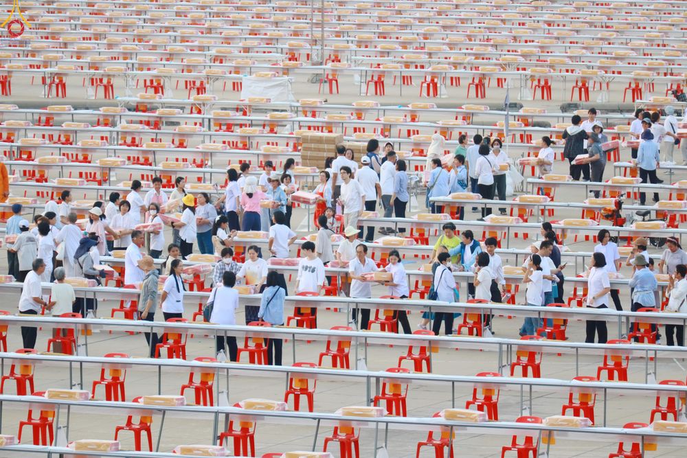 ภาพ No.322604:วันที่ 17 เมษายน พ.ศ.2569 การเรียงกล่องไทยธรรม เรียงน้ำดื่ม เรียงร่ม ณ ลานธรรมพระมหาธรรมกายเจดีย์ เพื่องานถวายมหาสังฆทาน 40,000 กว่าวัดทั่วประเทศ วันคุ้มครองโลก 22 เมษายน พ.ศ.2569 วัดพระธรรมกาย