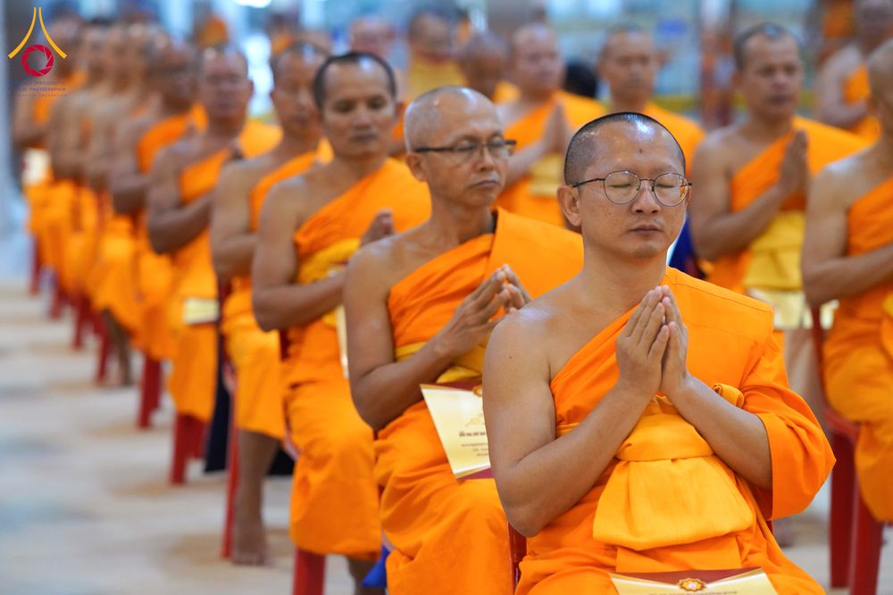 ภาพ No.285061:วันอาทิตย์ที่ 14 ธันวาคม พ.ศ.2568  พิธีปฏิบัติธรรม พิธีถวายภัตตาหารเป็นสังฆทาน พิธีมอบต้นสมบัติจักรพรรดิ ถวายแด่เจ้าอาวาสและประธานสงฆ์ 236 ศูนย์ส่งเสริมศีลธรรมทั่วโลก ณ สภาธรรมกายสากล วัดพระธรรมกาย