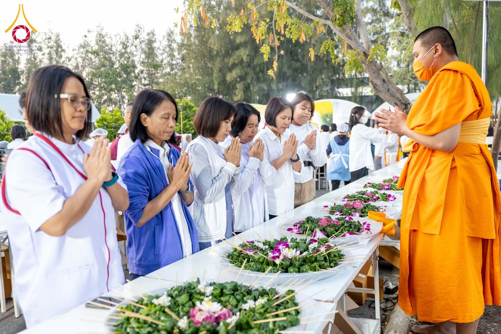 ภาพ No.293512:วันที่ 13 มกราคม พ.ศ. 2569 พิธีถวายภัตตาหารเป็นสังฆทาน แด่พระธรรมยาตรา ณ อนุสรณ์สถานมหาวิหารพระมงคลเทพมุนี (โลตัสแลนด์) อ.สองพี่น้อง จ.สุพรรณบุรี ในโครงการธรรมยาตรา กตัญญูบูชา มหาปูชนียาจารย์ พระมงคลเทพมุนี(สด จนฺทสโร) พระผู้ปราบมาร อนุสรณ์สถาน 7 แห่ง ปี