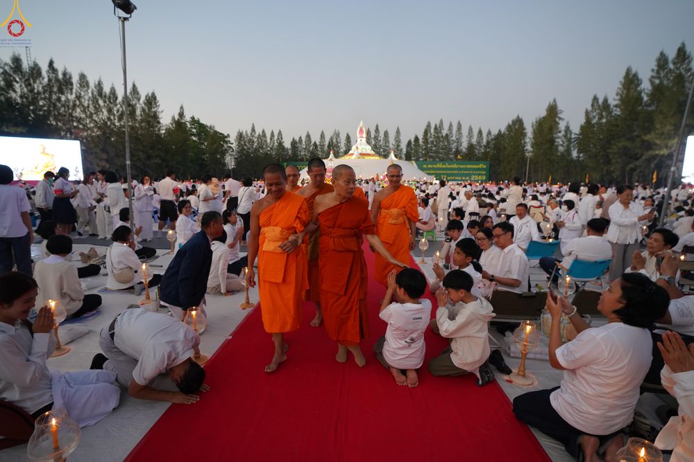 ภาพ No.292117:วันที่ 10 มกราคม พ.ศ. 2569 พิธีจุดประทีปถวายเป็นพุทธบูชา และบูชาธรรมมหาปูชนียาจารย์  ณ อนุสรณ์สถานคลองบางนางแท่น อ.สามพราน จ.นครปฐม ในโครงการธรรมยาตรา กตัญญูบูชา มหาปูชนียาจารย์ พระมงคลเทพมุนี(สด จนฺทสโร) พระผู้ปราบมาร อนุสรณ์สถาน 7 แห่ง ปีที่ 14