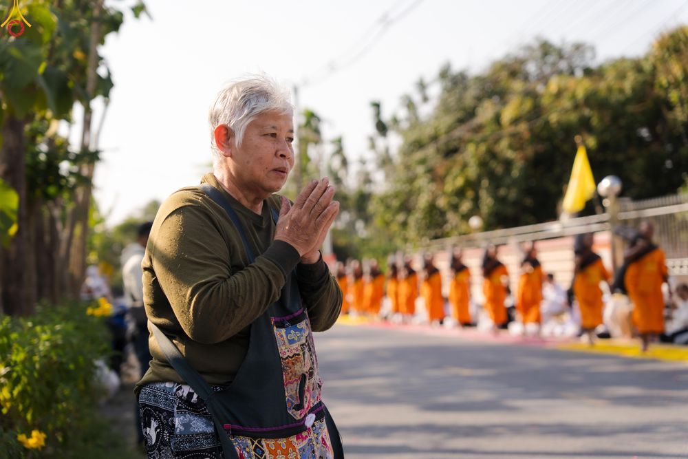 ภาพ No.290447:วันที่ 7 มกราคม พ.ศ. 2569 พิธีต้อนรับพระธรรมยาตรา ณ อนุสรณ์สถานลำดับที่ 2  สถานที่ตั้งมโนปณิธานบวชตลอดชีวิต อนุสรณ์สถานคลองบางนางแท่น (ภาพชุดที่ 2) อ.สามพราน จ.นครปฐม ในโครงการธรรมยาตรา กตัญญูบูชา มหาปูชนียาจารย์ พระมงคลเทพมุนี(สด จนฺทสโร) พระผู้ปราบมาร 