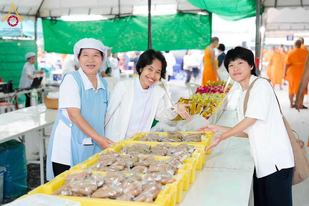 ภาพ No.299208:วันที่ 21 มกราคม พ.ศ. 2569 พิธีถวายภัตตาหารเป็นสังฆทาน แด่พระธรรมยาตรา ณ อนุสรณ์สถานบางปลา วัดบางปลา อำเภอบางเลน จังหวัดนครปฐม ในโครงการธรรมยาตรา กตัญญูบูชา มหาปูชนียาจารย์ พระมงคลเทพมุนี(สด จนฺทสโร) พระผู้ปราบมาร อนุสรณ์สถาน 7 แห่ง ปีที่ 14