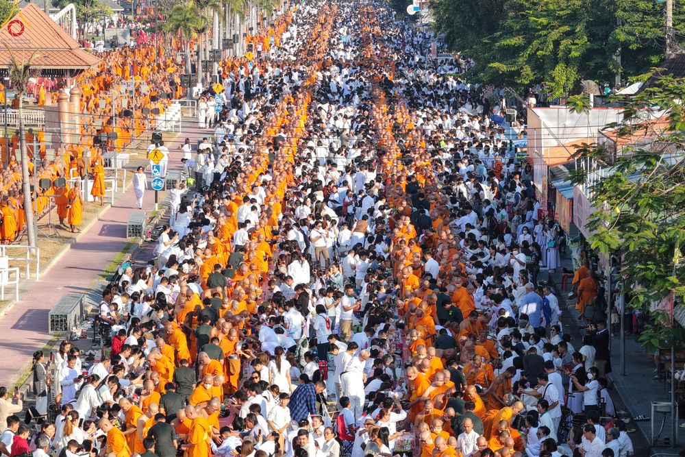 ภาพ No.284245:วันเสาร์ที่ 20 ธันวาคม พ.ศ.2568  พิธีตักบาตรพระ 10,000 รูป เนื่องในโอกาส 194 ปี จังหวัดกาญจนบุรี และอุทิศส่วนกุศลให้แด่บรรพชนทั้งหลาย บริเวณถนนสองแคว (Skywalk) เมืองกาญจนบุรี