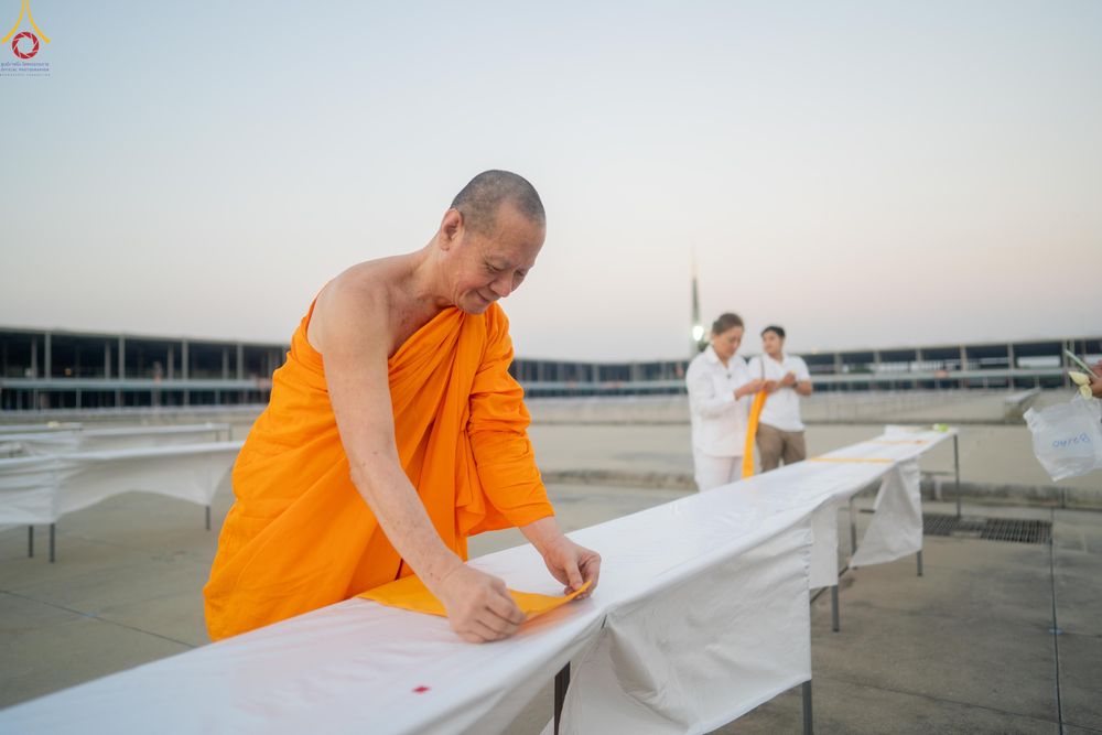 ภาพ No.321191:วันที่ 10-11 เมษายน พ.ศ.2569 การเตรียมกล่องไทยธรรม และการติดผ้ารับประเคน เพื่องานถวายมหาสังฆทาน 40,000 กว่าวัดทั่วประเทศ วันคุ้มครองโลก 22 เมษายน พ.ศ.2569 วัดพระธรรมกาย