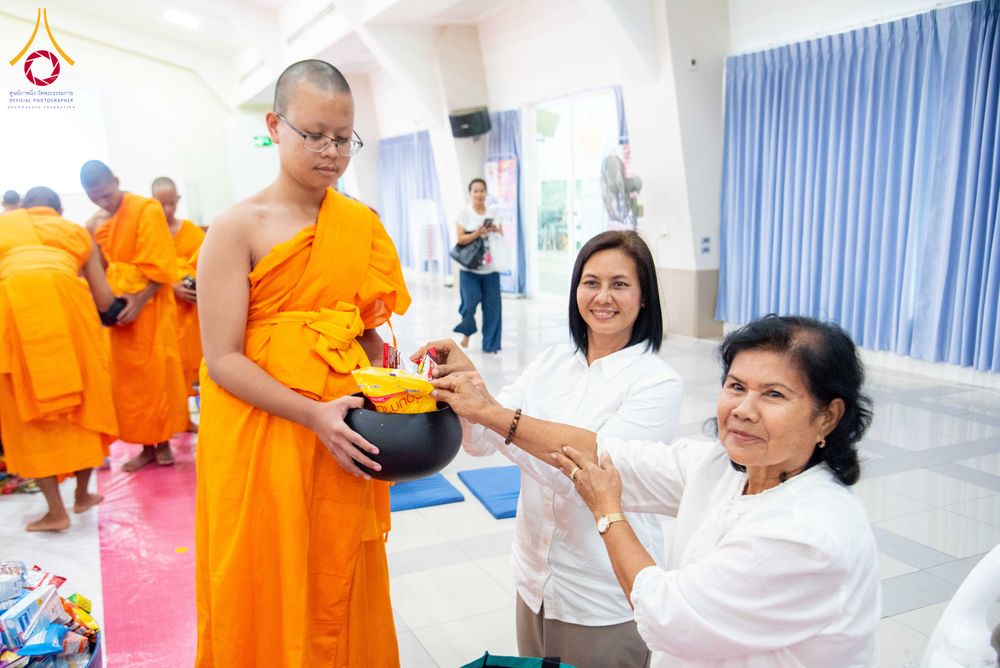 ภาพ No.321886:วันที่ 12 เมษายน พ.ศ.2569 ตักบาตรสงกรานต์ฉลองสามเณรใหม่  ณ ศูนย์ปฏิบัติธรรมระยอง(บ้านช่องลม)