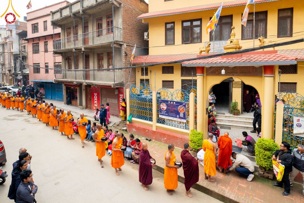 ภาพ No.317281:วันอังคารที่ 31 มีนาคม พ.ศ.2569 จาริกบิณฑบาตแห่งศรัทธา จากวัดอเชศวรสู่สี่แยกปาตันและวัดศรี ประเทศเนปาล