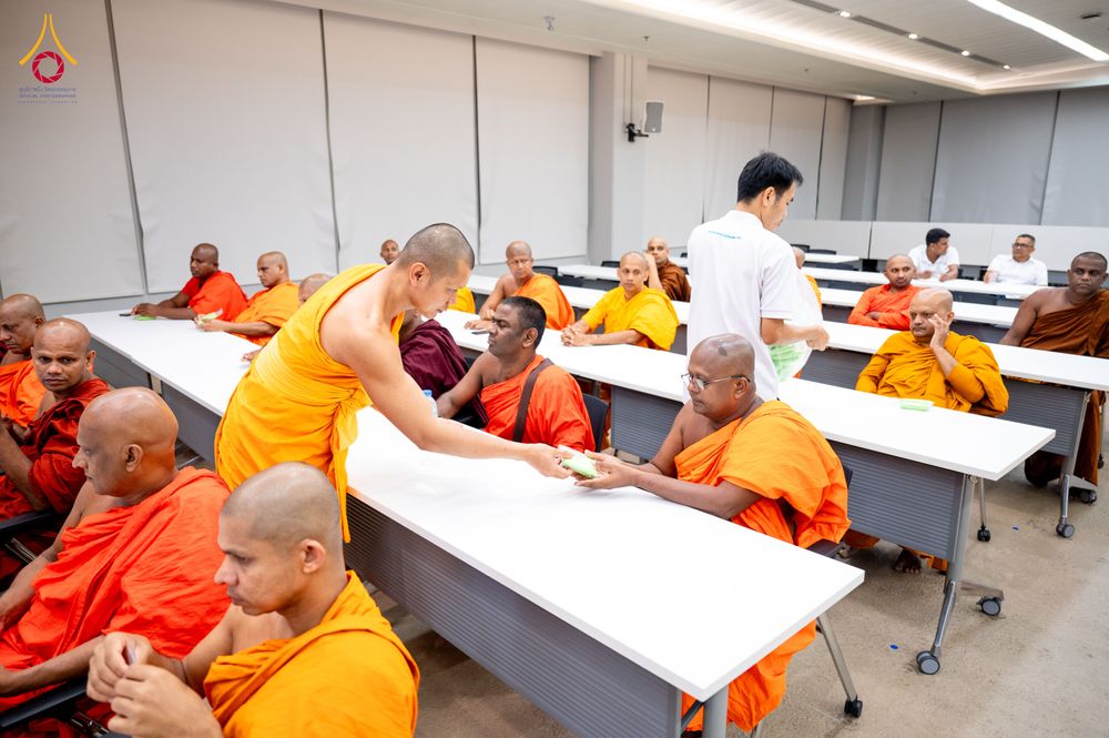 ภาพ No.323347:หลวงพ่อทัตตชีโว รองเจ้าอาวาสวัดพระธรรมกาย ถวายการต้อนรับปฏิสันถารคณะสงฆ์จากประเทศศรีลังกา