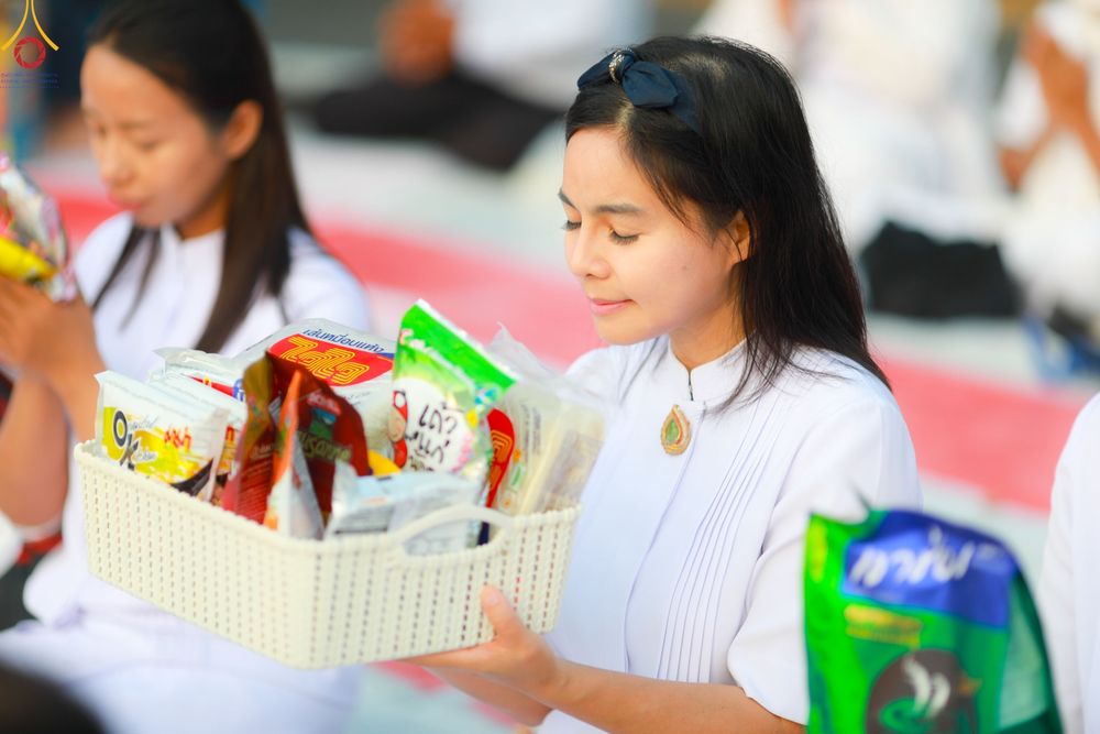 ภาพ No.110308:พิธีตักบาตรพระธรรมยาตราฯ ในโครงการธรรมยาตรากตัญญูบูชา มหาปูชนียาจารย์ พระมงคลเทพมุนี(สด จนฺทสโร) พระผู้ปราบมาร ปีที่ 12 ณ อนุสรณ์สถานลำดับที่ 2 สถานที่ตั้งมโนปณิธานบวชตลอดชีวิต อนุสรณ์สถานบางนางแท่น จ.นครปฐม วันที่ 11 มกราคม พ.ศ. 2567