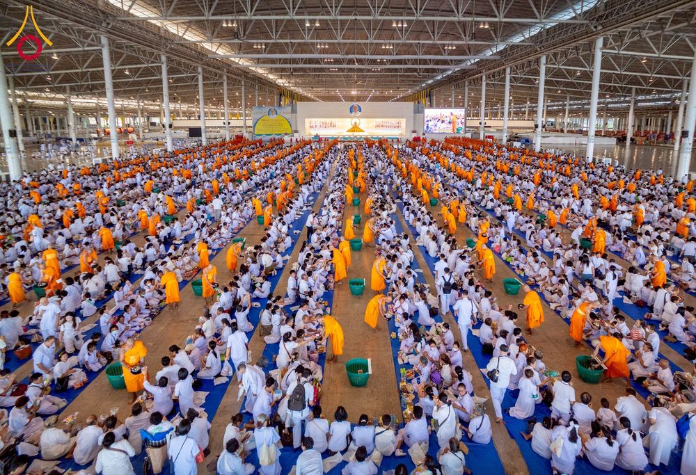 ภาพ No.256834:วันที่ 5 ตุลาคม พ.ศ. 2568 พิธีตักบาตร ข้าวสารอาหารแห้ง ณ บ้านแก้วเรือนทองคุณยายฯ สภาธรรมกายสากล วัดพระธรรมกาย