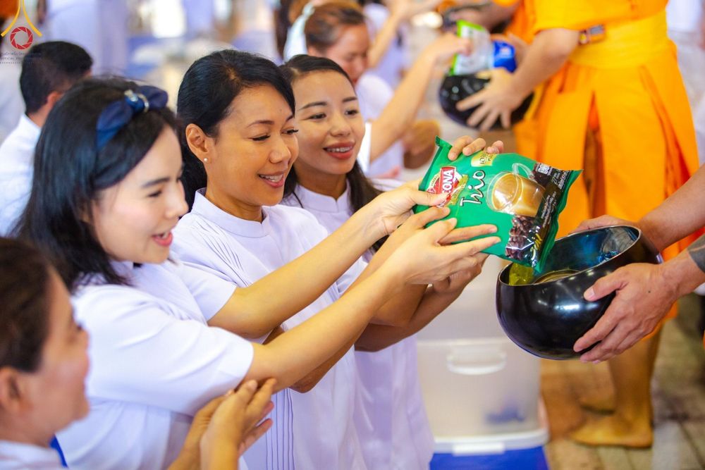 ภาพ No.139129:พิธีตักบาตร , พิธีบูชาข้าวพระ ณ ห้องแก้วสารพัด 1 สภาธรรมกายสากล วัดพระธรรมกาย วันอาทิตย์ต้นเดือนที่ 2 มิถุนายน พ.ศ. 2567