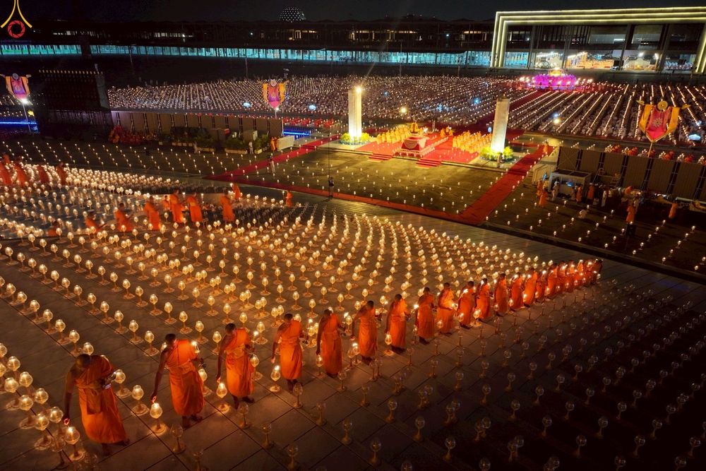 ภาพ No.253698:วันที่ 10 ตุลาคม พ.ศ. 2568 พิธีจุดประทีปบูชาพระผู้ปราบมาร, พิธีจุดประทีปบนพระมหาธรรมกายเจดีย์  20,000 ดวง เนื่องในวันคล้ายวันเกิดครบรอบ 141 ปี พระมงคลเทพมุนี (สด จนฺทสโร)