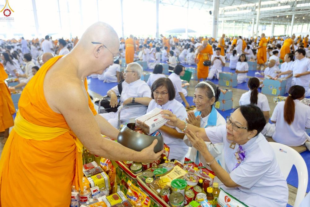 ภาพ No.263937:วันอาทิตย์ที่ 2 พฤศจิกายน พ.ศ. 2568 พิธีตักบาตรอาทิตย์ต้นเดือน ณ บ้านแก้วเรือนทองคุณยายฯ วัดพระธรรมกาย