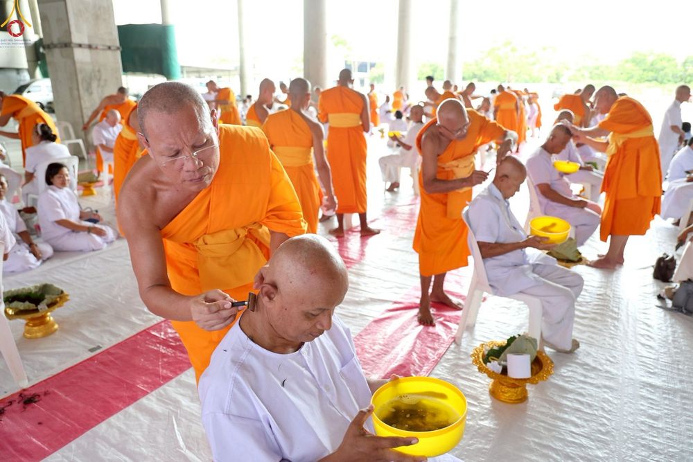ภาพ No.230842:วันที่ 28 มิถุนายน พ.ศ. 2568 พิธีตัดปอยผมและปลงผม โครงการบวชพระนานาชาติ AEC & WAB รุ่นที่ 9 ณ วิหารคด 2 วัดพระธรรมกาย