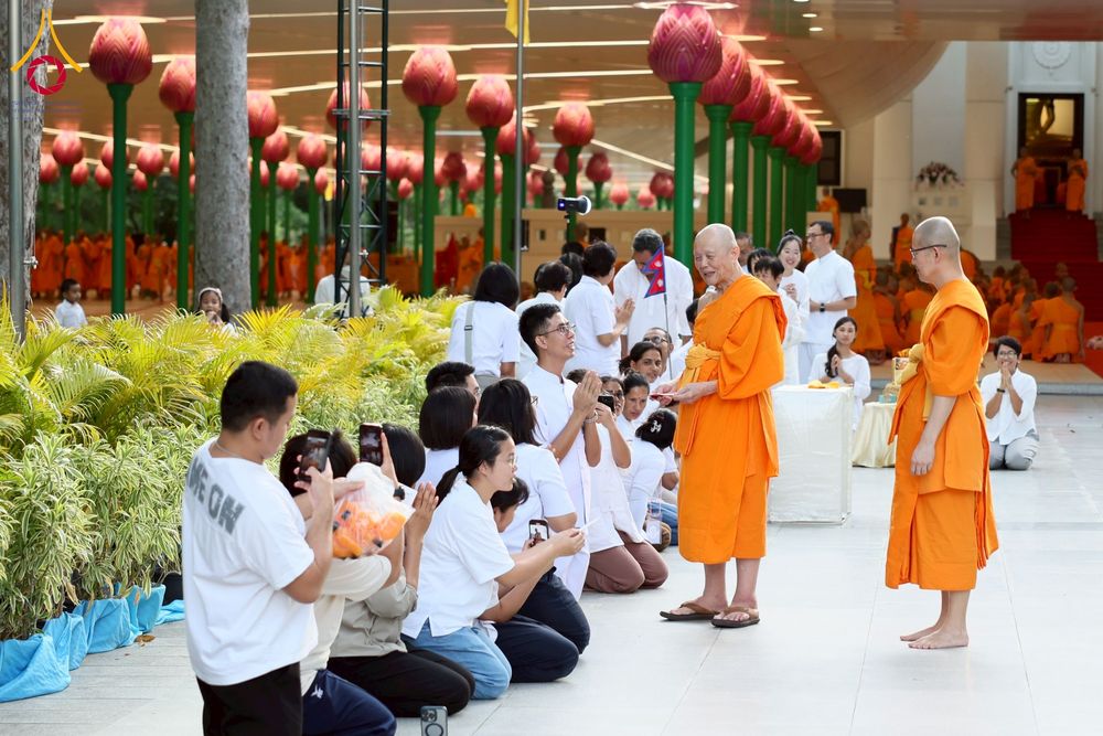 ภาพ No.233209:วันที่ 11 กรกฏาคม พ.ศ. 2568 พิธีอธิษฐานพรรษา ของคณะสงฆ์ ณ โบสถ์พระไตรปิฎก วัดพระธรรมกาย ต.คลองสาม อ.คลองหลวง จ.ปทุมธานี