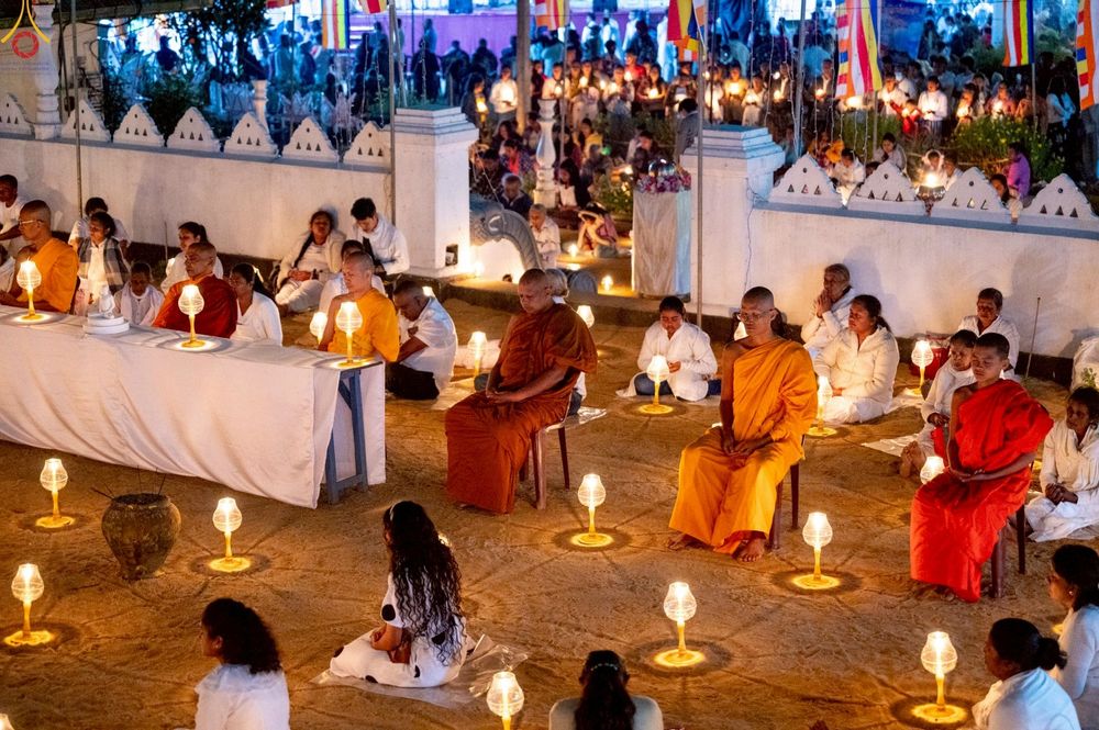 ภาพ No.230020:วันที่ 4 และ 12 พฤษภาคม พ.ศ. 2568 พิธีจุดวิสาขประทีป ถวายเป็นพุทธบูชา ณ วัดสุภัทรารามา มหาวิหาร เมืองบาดุลลา ประเทศศรีลังกา