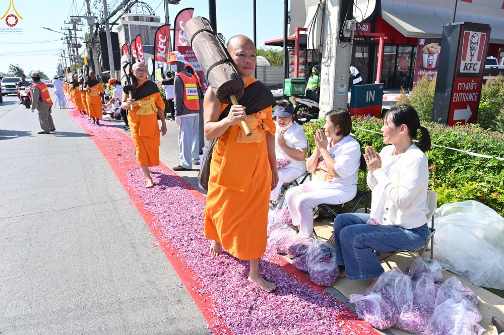 ภาพ No.304181:วันที่ 25 มกราคม พ.ศ. 2569 พิธีต้อนรับพระธรรมยาตรา  รร.สามัคคีราษฏร์บำรุง-วัดพระธรรมกาย ในโครงการธรรมยาตรา กตัญญูบูชา มหาปูชนียาจารย์ พระมงคลเทพมุนี(สด จนฺทสโร) พระผู้ปราบมาร อนุสรณ์สถาน 7 แห่ง ปีที่ 14