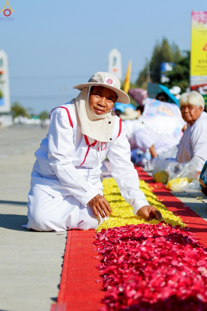 ภาพ No.295987:ภาพเบื้องหลังอาสาสมัครรวมใจ ชุดที่ 1 ในโครงการธรรมยาตรา กตัญญูบูชา มหาปูชนียาจารย์ พระมงคลเทพมุนี(สด จนฺทสโร) พระผู้ปราบมาร อนุสรณ์สถาน 7 แห่ง ปีที่ 14