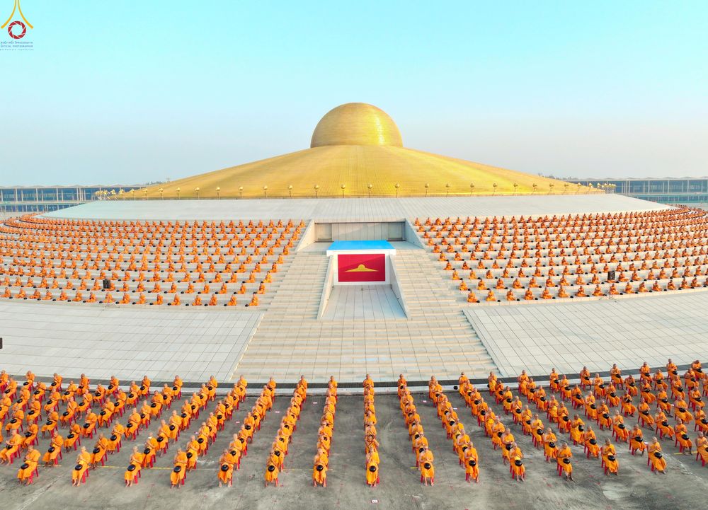 ภาพ No.279741:วันที่ 1 มกราคม พ.ศ.2569 พิธีตักบาตรในวันขึ้นปีใหม่ ณ ลานธรรม วัดพระธรรมกาย