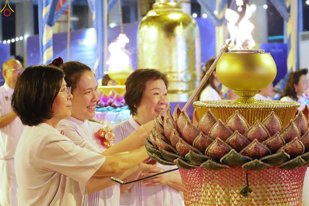 ภาพ No.331035:วันวิสาขบูชา อาทิตย์ที่ 31 พฤษภาคม พ.ศ.2569 พิธีจุดวิสาขประทีป , พิธีเวียนประทักษิณ  รอบพระมหาธรรมกายเจดีย์  และพิธีฉลองชัยสวดมนต์บทธัมมจักกัปปวัตนสูตร  ครบ 8,415,000,000 จบ ณ วัดพระธรรมกาย