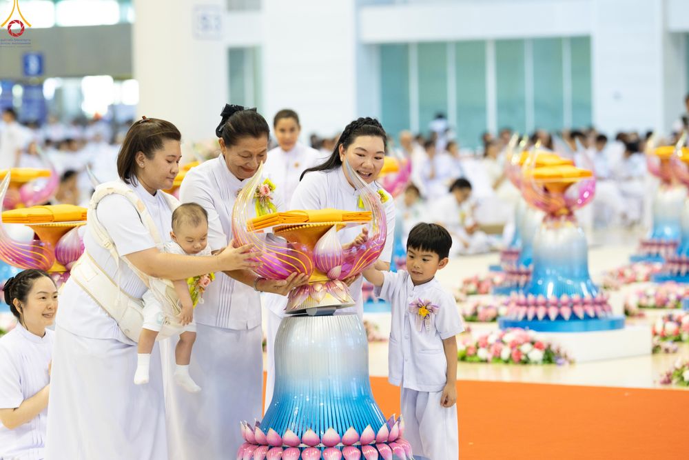 ภาพ No.318529:วันอาทิตย์ต้นเดือนที่ 5 เมษายน พ.ศ.2569 พิธีทอดผ้าป่าสมทบมหาสังฆทาน 40,000 กว่าวัดทั่วประเทศ ณ สภาธรรมกายสากล วัดพระธรรมกาย