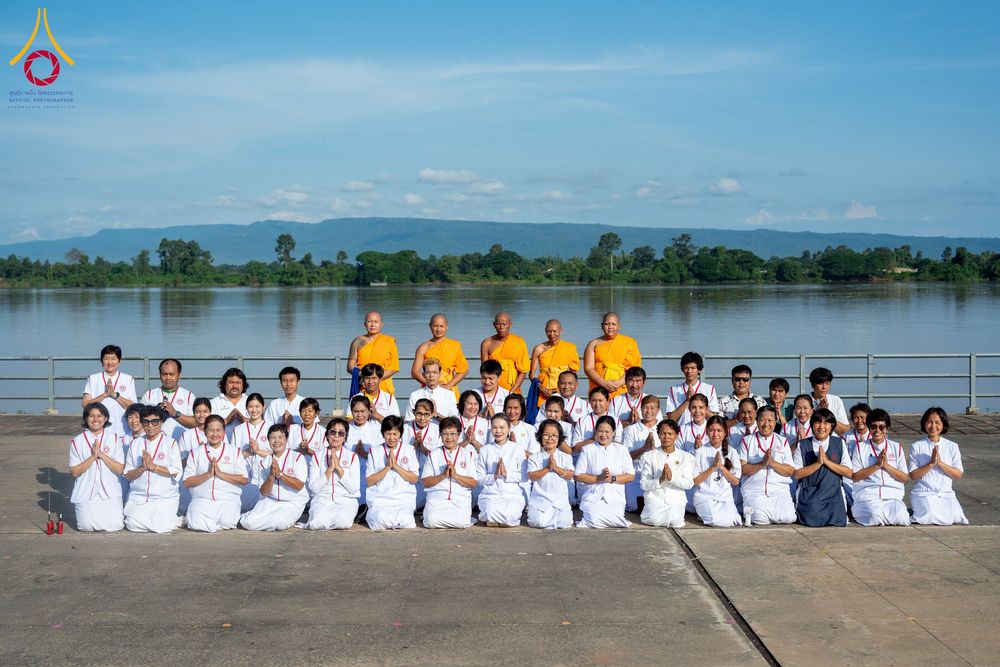 ภาพ No.250583:วันพุธที่ 8 ตุลาคม พ.ศ. 2568 พิธีตักบาตรเทโวโรหณะ ณ ลานธรรมปทุมรัตน์ธรรมเจดีย์ พุทธอุทยานนานาชาติ อ.โพนพิสัย จ.หนองคาย