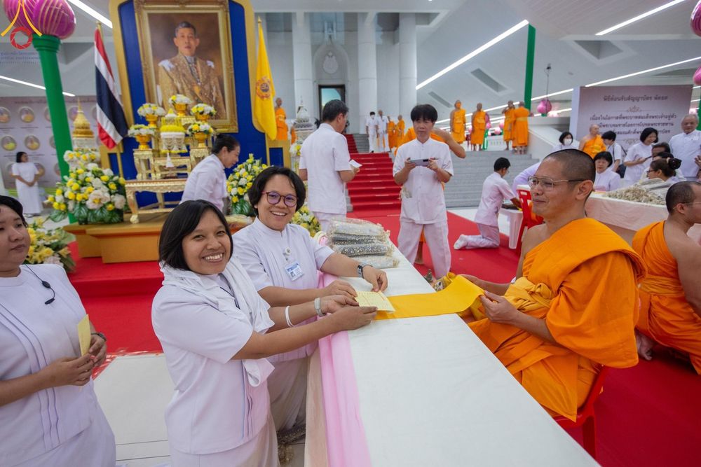 ภาพ No.123282:พิธีพระราชทานสัญญาบัตร พัดยศ และผ้าไตร แด่พระสงฆ์ในเขตปกครองคณะสงฆ์หนกลาง ณ วัดพระศรีมหาธาตุ เขตบางเขน กรุงเทพมหานคร และพิธีมุทิตาสักการะพระสังฆาธิการ ผู้ได้รับเลื่อนและตั้งสมณศักดิ์ ตามพระบรมราชโองการ ณ วัดพระธรรมกาย ในวันที่ 4 กุมภาพันธ์ พ.ศ. 2567