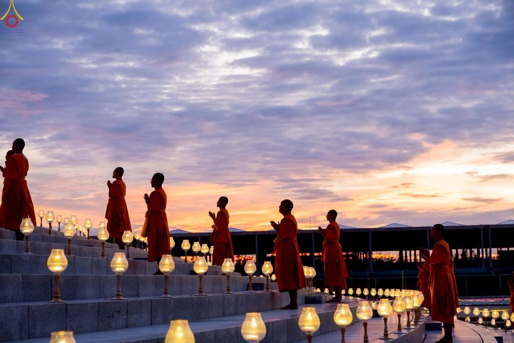 ภาพ No.241021:วันพุธที่ 27 สิงหาคม พ.ศ. 2568 พิธีจุดประทีป ในวันธรรมชัย ณ วัดพระธรรมกาย
