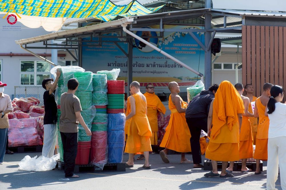ภาพ No.273719:วันที่ 27 พฤศจิกายน พ.ศ. 2568 คณะศิษยานุศิษย์วัดพระธรรมกาย มูลนิธิธรรมกาย มอบอาหารและสิ่งของความช่วยเหลือให้พี่น้องชาวใต้ ผู้ประสบอุทกภัยน้ำท่วม