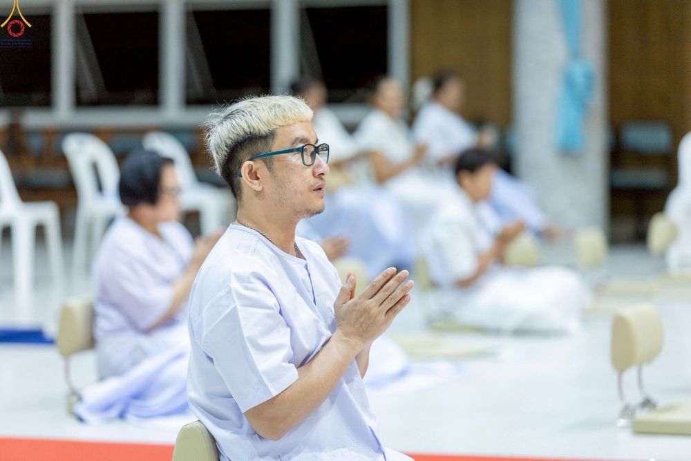 ภาพ No.249116:วันที่ 26-28 กันยายน พ.ศ. 2568 โครงการอบรม อุบาสกแก้ว อุบาสิกาแก้ว รุ่นที่ 3  ณ ศูนย์ปฏิบัติธรรมสมุทรปราการ ได้รับความเมตตาจากคณะสงฆ์ในพื้นที่  รวมถึงผู้บริหารสถานศึกษา ที่นำนักเรียนระดับมัธยมปลาย  มารับฟังข้อมูลเพื่อที่จะเป็นกำลังสำคัญ ในการเข้าร่วมขบวน