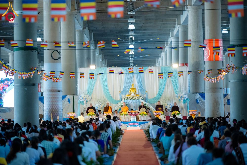 ภาพ No.143719:พิธีถวายผ้าไตร, สวดธรรมจักร, ปฏิบัติธรรม และฟังแสดงพระธรรมเทศนา ภาษาเมียนมา โดยมีสาธุชนชาวเมียนมากว่า 4,000 คน เข้าร่วมพิธี ณ มหารัตนวิหารคด วัดพระธรรมกาย วันอาทิตย์ที่ 7 กรกฎาคม พ.ศ. 2567