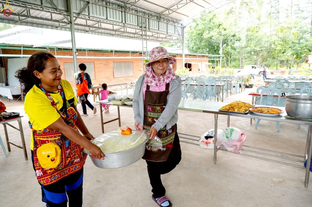 ภาพ No.235441:วันที่ 30-31 กรกฎาคม พ.ศ. 2568 วัดพระธรรมกาย มูลนิธิธรรมกาย ร่วมกับศูนย์ส่งเสริมศีลธรรมจังหวัดสุรินทร์ เปิดศูนย์พักพิงชั่วคราวเพื่อช่วยเหลือประชาชน ผู้อพยพจากเหตุปะทะกันตามแนวชายแดน ไทย-กัมพูชา ตั้งแต่วันที่ 24 กรกฎาคม พ.ศ.2568 เป็นต้นไป