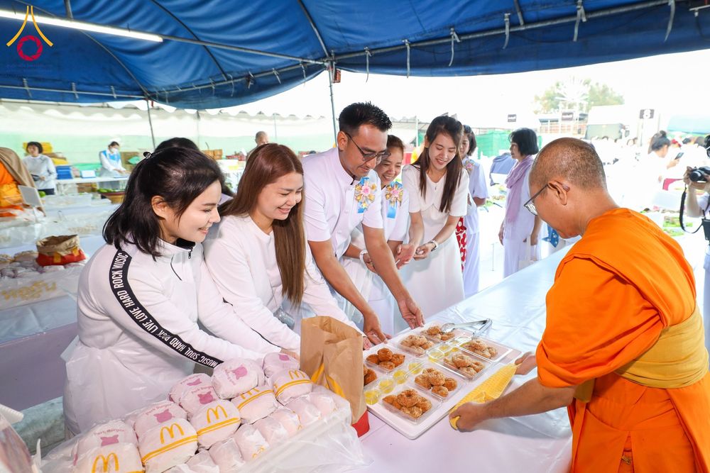 ภาพ No.191068:พิธีถวายภัตตาหารเป็นสังฆทาน แด่พระธรรมยาตรา ณ อนุสรณ์สถานคลองบางนางแท่น อ.สามพราน จ.นครปฐม ในโครงการธรรมยาตรา กตัญญูบูชา มหาปูชนียาจารย์ พระมงคลเทพมุนี(สด จนฺทสโร) พระผู้ปราบมาร อนุสรณ์สถาน 7 แห่ง ปีที่ 13 วันที่ 8 มกราคม พ.ศ. 2568