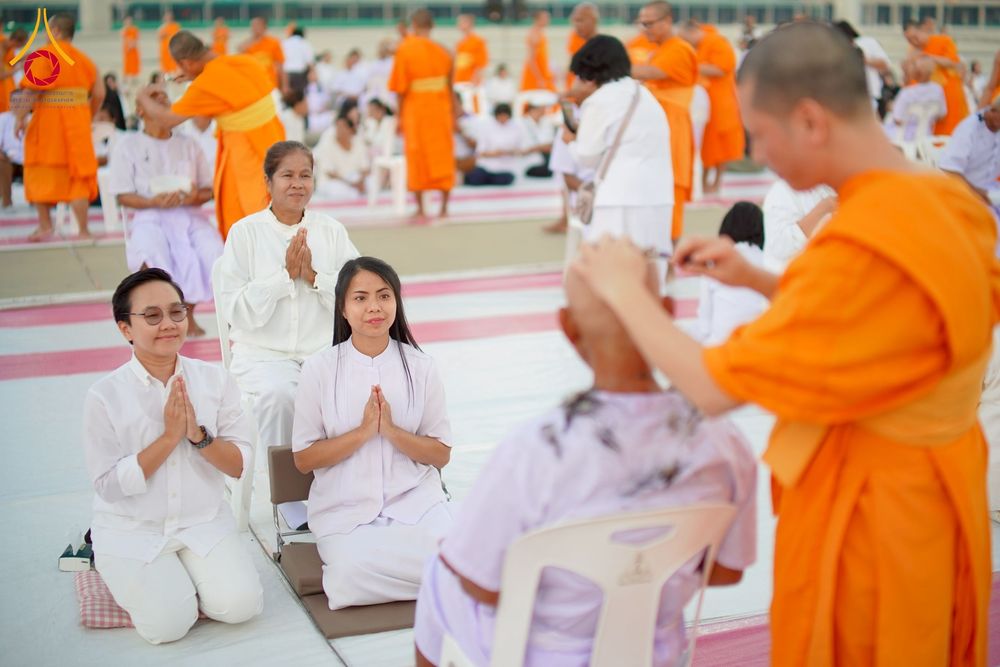 ภาพ No.274793:วันอาทิตย์ที่ 30 พฤศจิกายน พ.ศ. 2568 พิธีปลงผม โครงการอุปสมบทบูชาธรรมมหาปูชนียาจารย์ ปี 2568 ณ ลานธรรมพระมหาธรรมกายเจดีย์ ฝั่งทิศตะวันตก ระหว่างวิหารคดหมายเลข 8 และ 9 วัดพระธรรมกาย